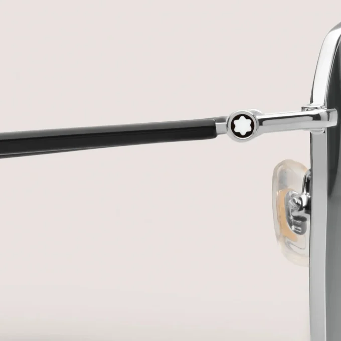 Firkantede solbriller med sølvfarvet metalstel