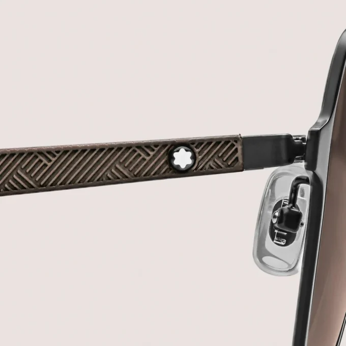 Firkantede solbriller med sort metalstel