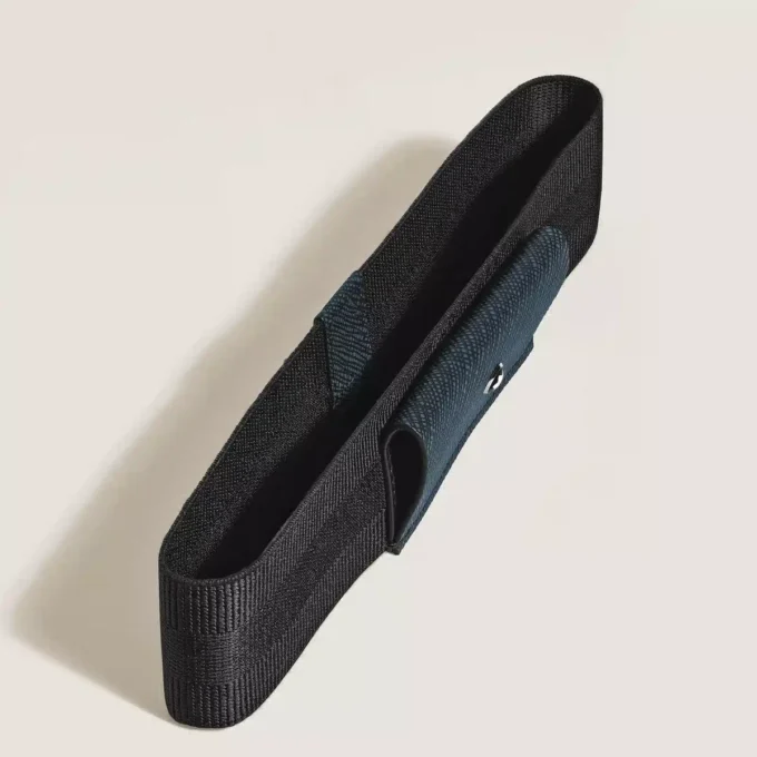 Sartorial 1 penneetui med elastikbånd Sartorial 1 penneetui med elastikbånd