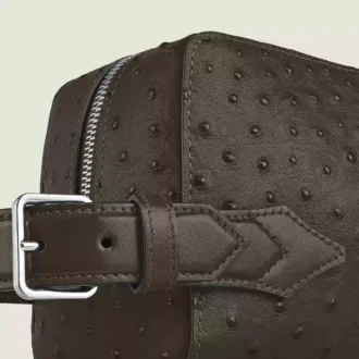 Toilettaske i strudselæder med prægning