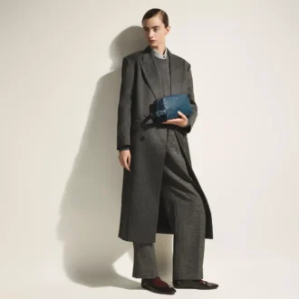 Toilettaske i strudselæder med prægning