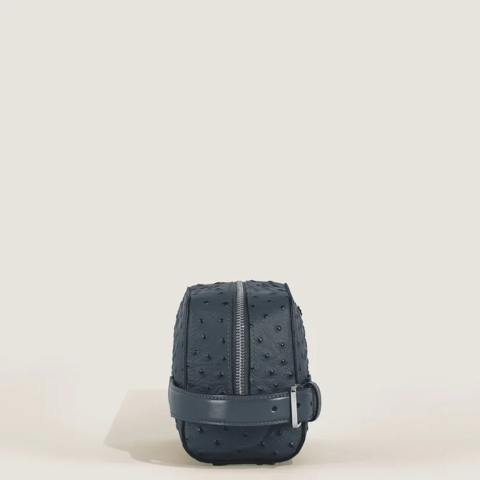 Toilettaske i strudselæder med prægning Toilettaske i strudselæder med prægning